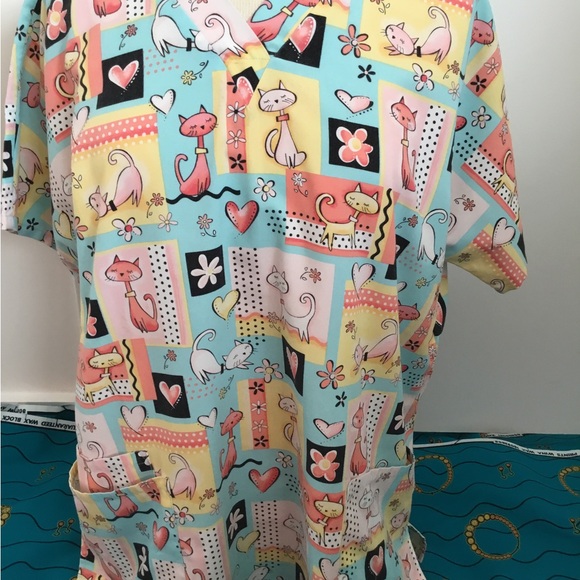 Scrub H.Q. Green /Pink Scrub Top Size Medium $20 - Picture 2 of 7